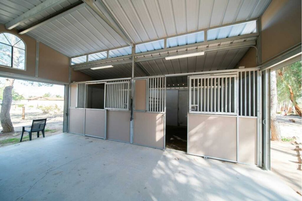 Photo inspiration: Condo With Equestrian Facilities In Denver Reference: Equestrian Facilities In Steel Durable Design For Horses